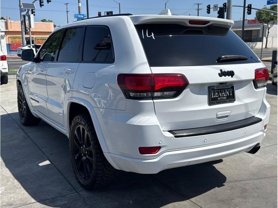Used 2017 Jeep Grand Cherokee Altitude RWD image 5
