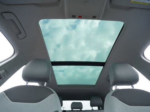 Used 2023 Volkswagen Taos SE w/ Panoramic Sunroof Package image 12