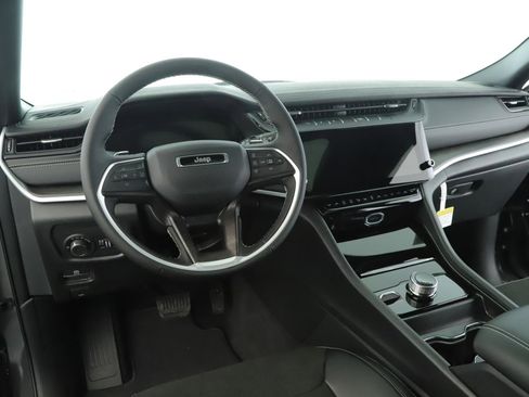 New 2026 Jeep Grand Cherokee Laredo image 2