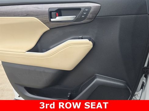 Used 2024 Toyota Highlander Limited image 28