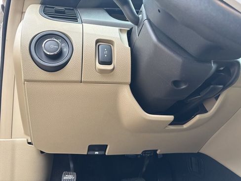 Used 2018 Ford Taurus SE image 16