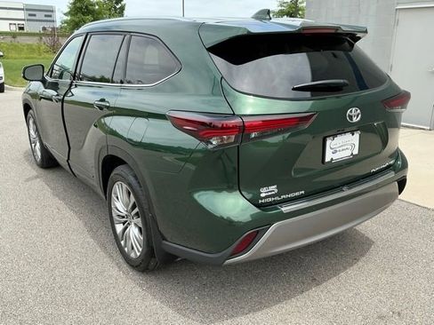 Used 2024 Toyota Highlander Platinum AWD/4WD image 2