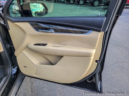 Used 2017 Cadillac XT5 FWD image 32