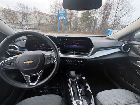 Used 2025 Chevrolet Trax LT w/ LT Convenience Package image 31