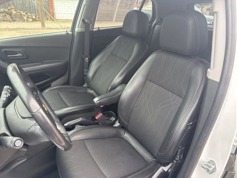 Used 2020 Chevrolet Trax LT w/ LT Convenience Package image 13