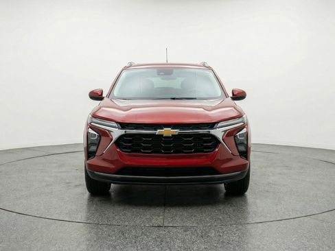 Used 2025 Chevrolet Trax LT w/ LT Convenience Package image 2