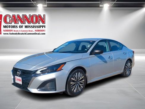 Used 2024 Nissan Altima 2.5 SV image 1