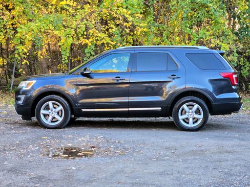 Used 2017 Ford Explorer XLT w/ Equipment Group 202A AWD/4WD image 10