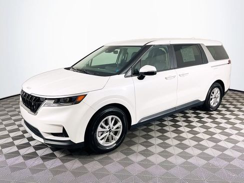 Used 2023 Kia Carnival LX FWD image 4