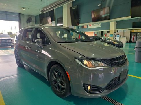 Used 2020 Chrysler Pacifica Touring-L Plus FWD image 3