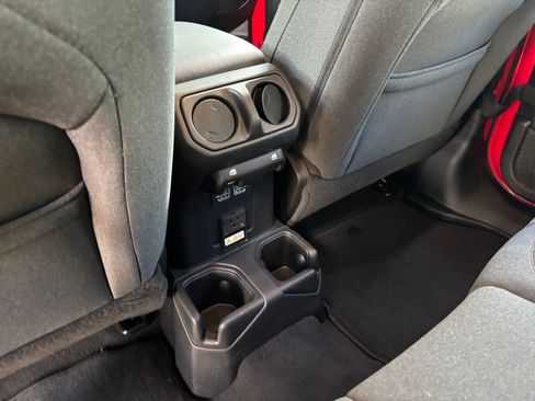 Used 2025 Jeep Wrangler Sahara image 24