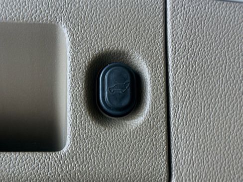 Used 2016 GMC Yukon SLT w/ Open Road Package AWD/4WD image 32