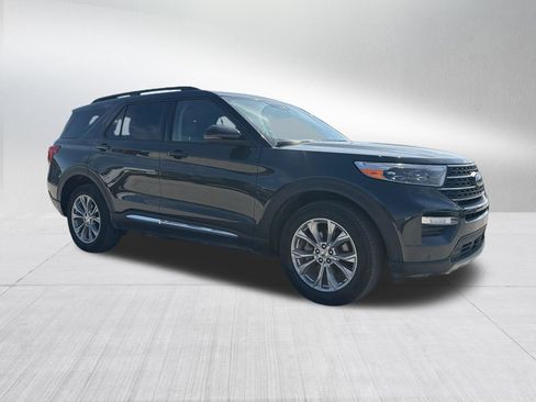 Used 2024 Ford Explorer XLT w/ Equipment Group 202A AWD/4WD image 4