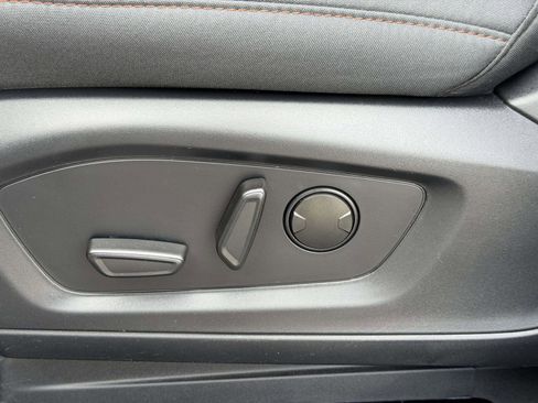 Used 2025 Ford Explorer Active AWD/4WD image 18