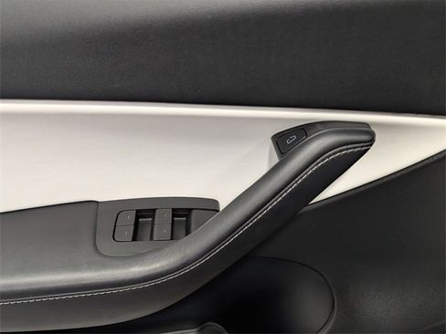 Used 2022 Tesla Model Y Performance image 16