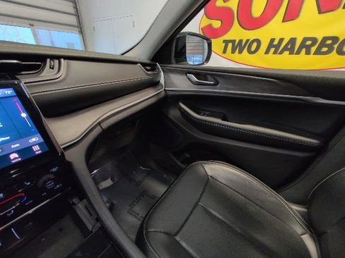 Used 2023 Jeep Grand Cherokee Limited w/ Luxury Tech Group II image 26