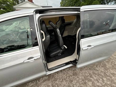 Used 2024 Chrysler Pacifica Touring-L FWD image 33