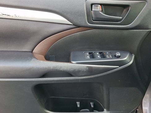 Used 2019 Toyota Highlander Plus AWD/4WD image 17