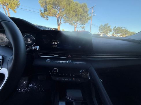 Used 2025 Hyundai Elantra SEL image 18