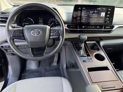 Used 2024 Toyota Sienna LE image 17