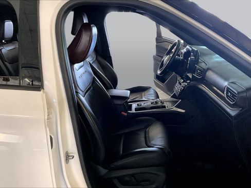 Used 2023 Ford Explorer Platinum w/ Technology Package AWD/4WD image 8