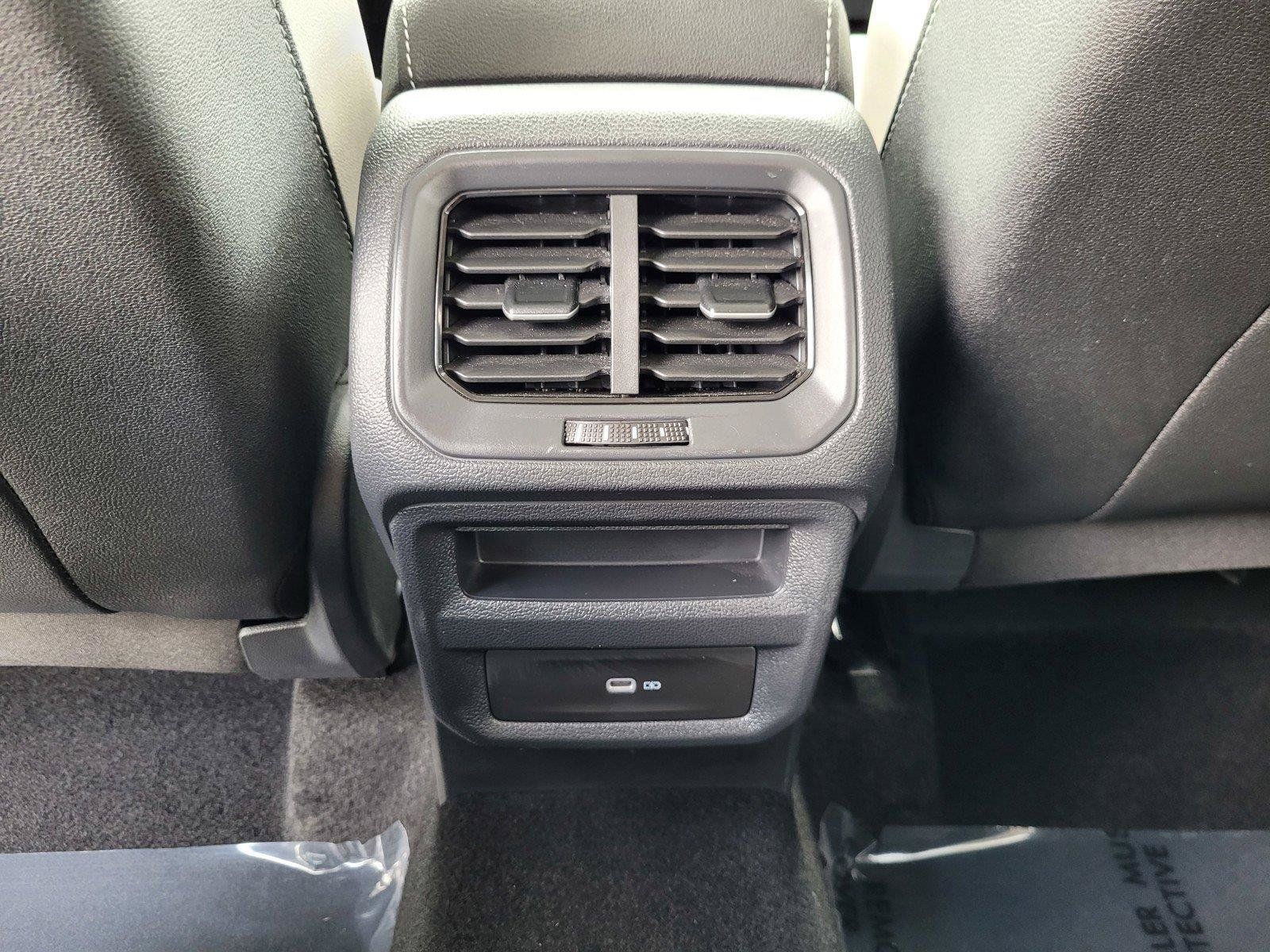 Certified 2025 Volkswagen Taos SE FWD image 16