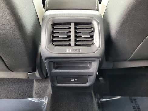 Certified 2025 Volkswagen Taos SE FWD image 16