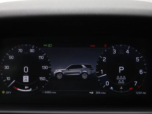 Used 2025 Land Rover Discovery S image 7
