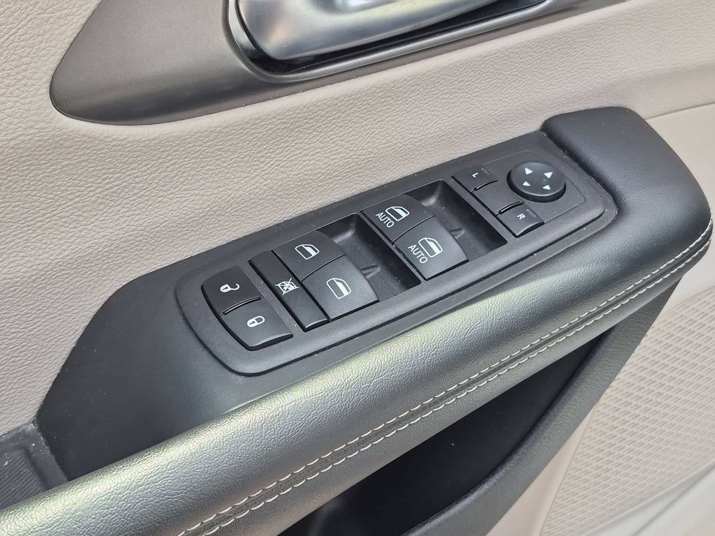 Used 2023 Chrysler Pacifica Touring-L FWD image 15