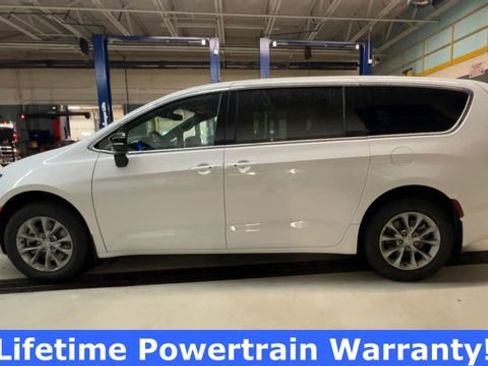New 2026 Chrysler Pacifica Select image 5