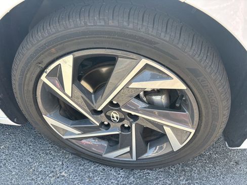 Used 2025 Hyundai Elantra Limited FWD image 9