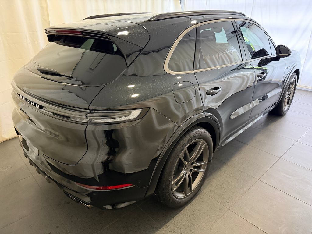 Certified 2025 Porsche Cayenne Turbo AWD/4WD image 9