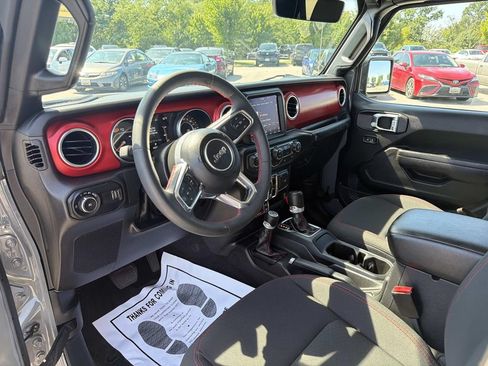 Used 2023 Jeep Wrangler Unlimited Rubicon AWD/4WD image 3