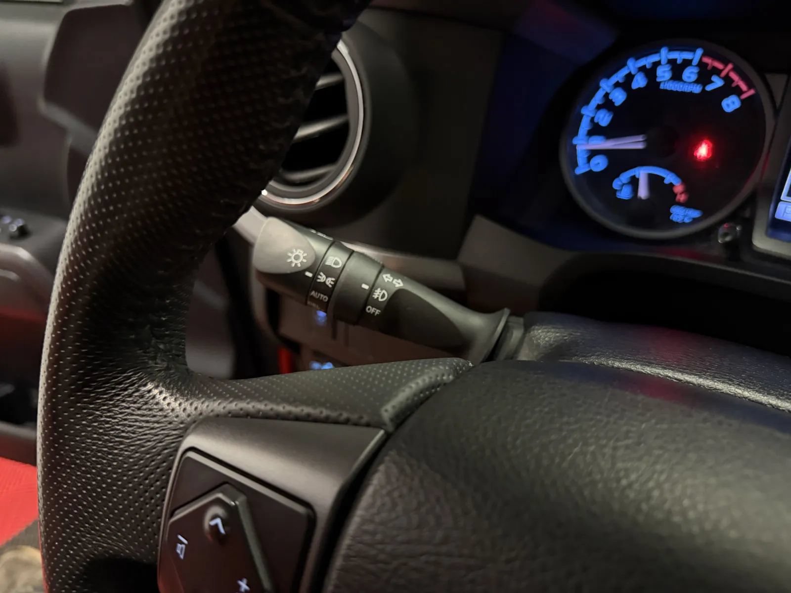 Used 2021 Toyota Tacoma TRD Off-Road w/ Technology Package AWD/4WD image 23