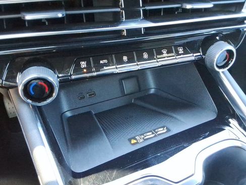 Certified 2026 Chevrolet Traverse High Country FWD image 33