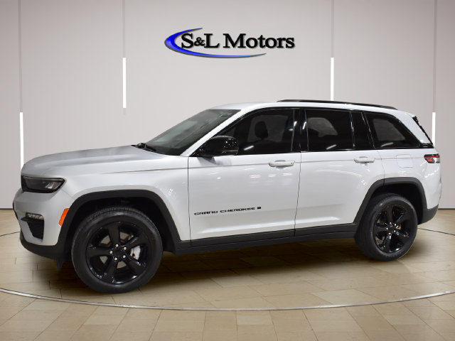 Used 2023 Jeep Grand Cherokee Limited w/ Black Appearance Package AWD/4WD image 3