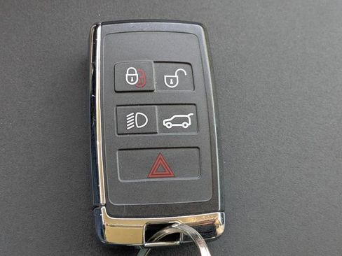 Used 2020 Land Rover Discovery Sport SE image 27