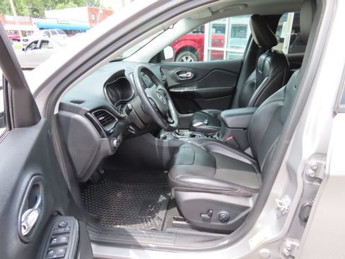 Used 2019 Jeep Cherokee Latitude Plus AWD/4WD image 14