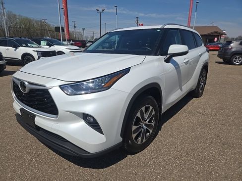 Used 2023 Toyota Highlander XLE image 3