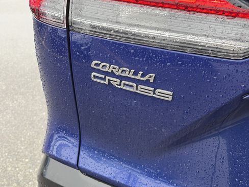 Used 2022 Toyota Corolla Cross XLE w/ Convenience Package AWD/4WD image 11