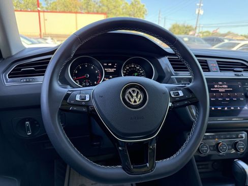 Used 2021 Volkswagen Tiguan SE w/ Panoramic Sunroof Package image 21