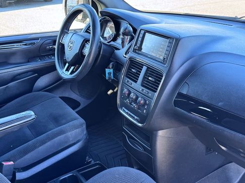 Used 2019 Dodge Grand Caravan SE image 4