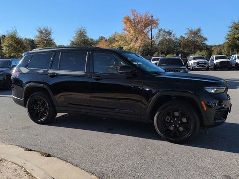 Used 2024 Jeep Grand Cherokee L Laredo image 3