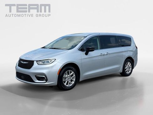Used 2024 Chrysler Pacifica Touring-L FWD image 3