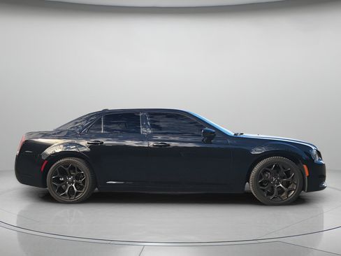 Used 2019 Chrysler 300 Touring w/ Sport Appearance Package image 4