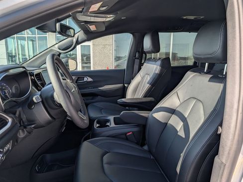 New 2026 Chrysler Pacifica Select AWD/4WD image 5