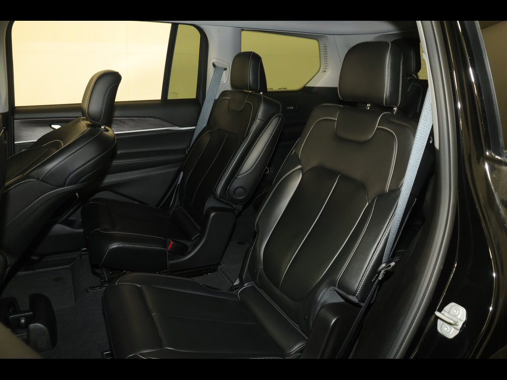 Used 2022 Jeep Grand Cherokee L Limited AWD/4WD image 32