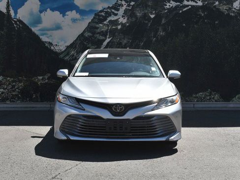 Certified 2018 Toyota Camry XLE FWD image 5