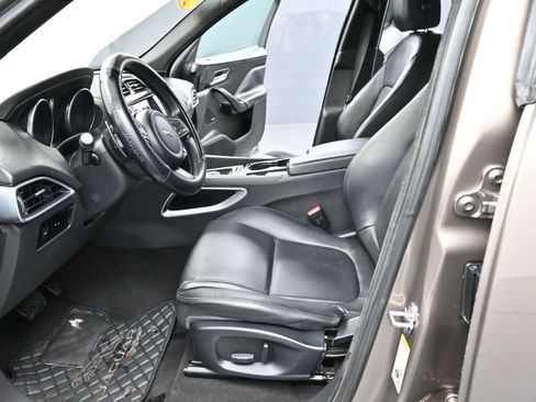 Used 2017 Jaguar F-PACE Premium image 14