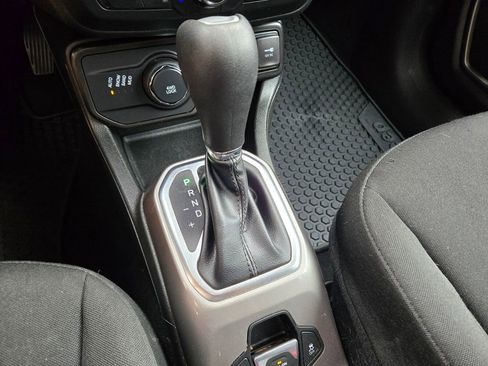 Used 2022 Jeep Renegade Latitude w/ Convenience Group AWD/4WD image 28